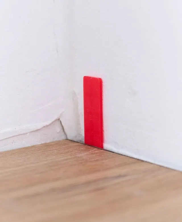Spacer wedge at the wall